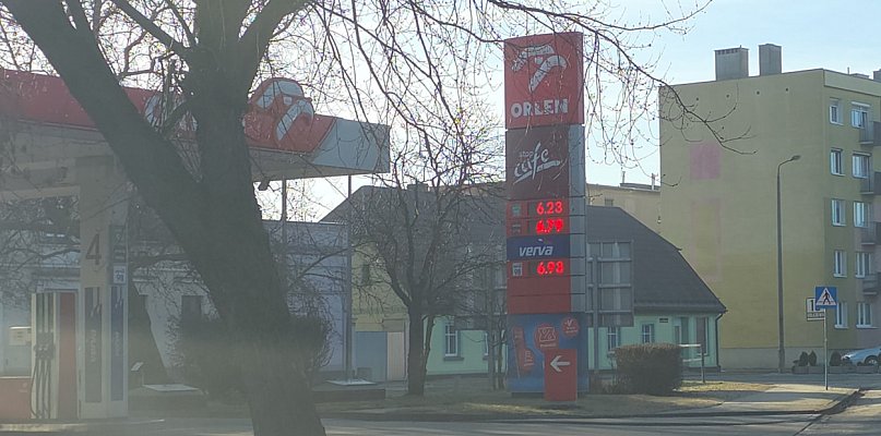 Kolejne granice na stacjach paliw pękają. Lokalne ceny przebiły średnią krajową