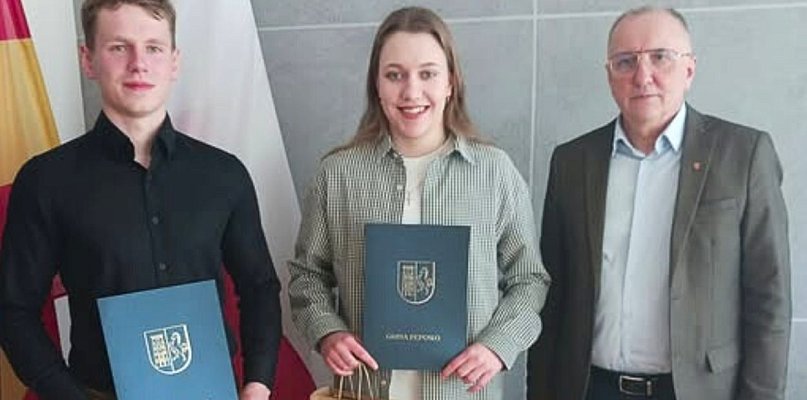 Michalina Wycisk i Eryk Nowacki zostali nagrodzeni przez władze gminy. Oboje...