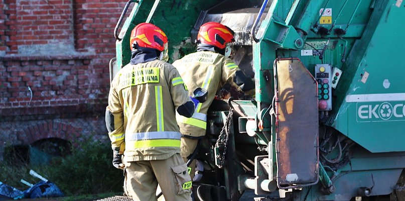 W trakcie pracy nagle pojawił się dym. Śmieciarka odjechała pod eskortą...