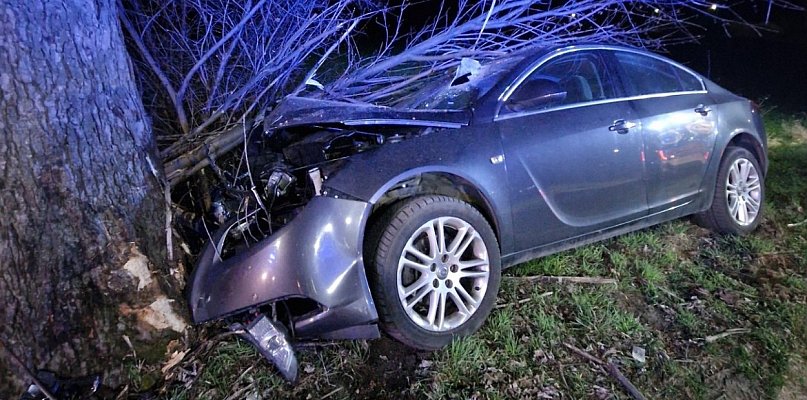 Nocny wypadek w Przyborowie! Auto osobowe uderzyło w drzewo. Kierowca opla...