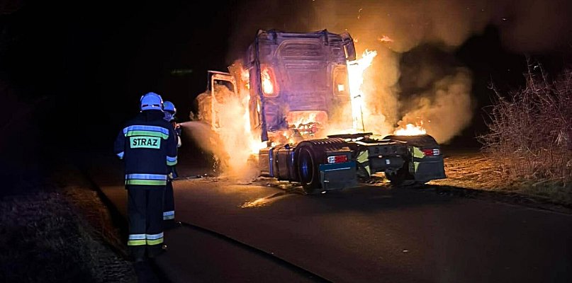 Nocny pożar ciągnika siodłowego w rejonie Markowa. Auto doszczętnie...