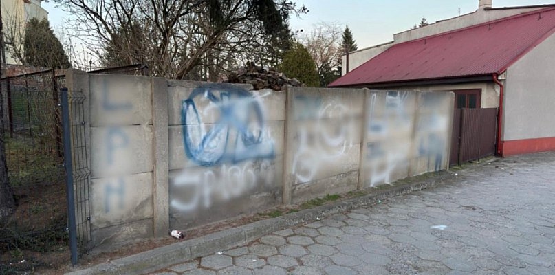 Najpierw razem pili, potem ruszyli w miasto. Nie oszczędzili nawet kościoła...