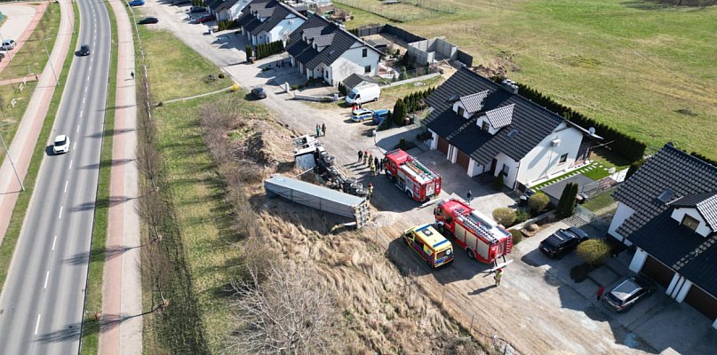Sekundy grozy na gostyńskiej ulicy. Ciężarówka przewróciła się podczas pracy