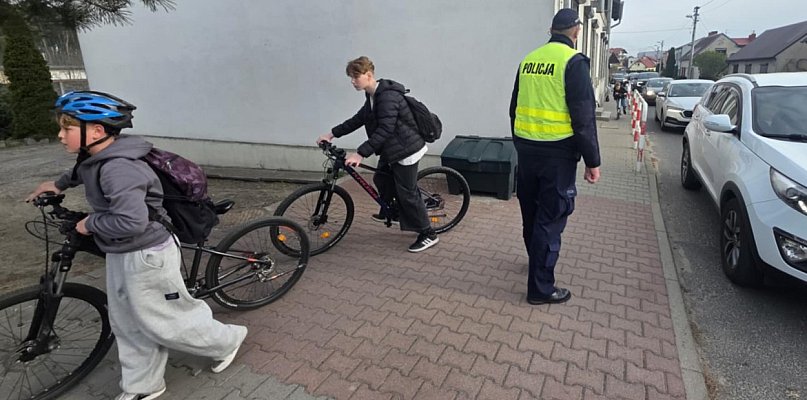 Policja pojawiła się rano przed szkołą w Gostyniu. Chodzi o nowe przepisy