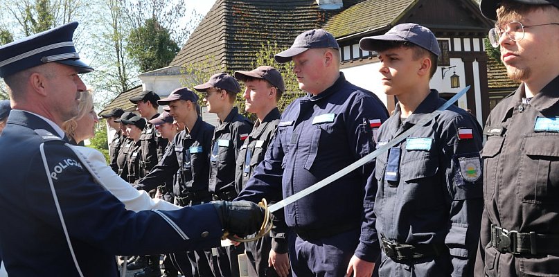 Mundur zobowiązuje. Ponad 40 uczniów odebrało akty nominacji na wyższe stopnie
