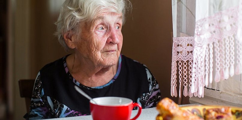 Nowe wsparcie dla seniorów. Chodzi o darmowe posiłki z dowozem do domu