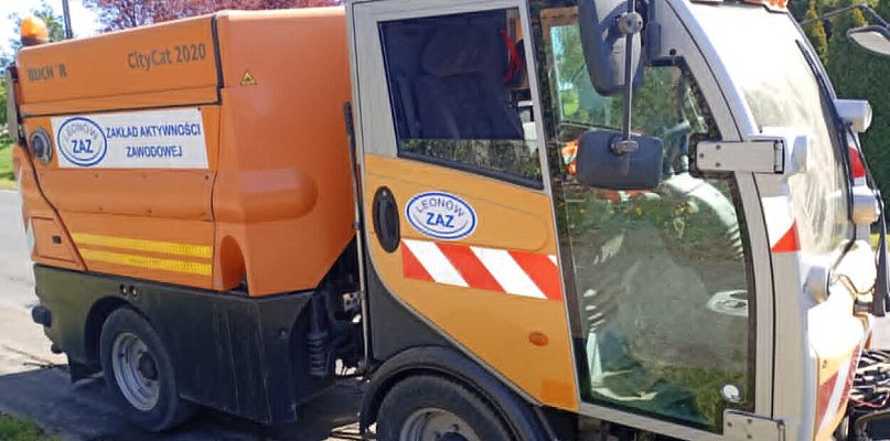 Kupili zamiatarkę, a piasek dalej leży? Mieszkanka nie wytrzymała i zapytała...