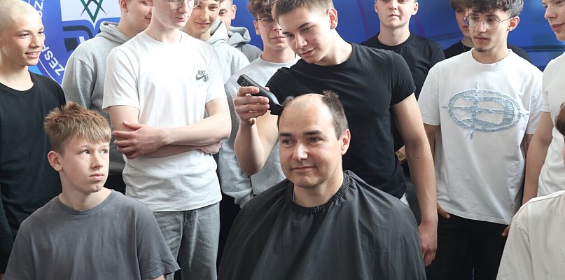 Uczniowie ogolili nauczyciela na łyso! W jego ślady poszli inni, bo włosy odrosną