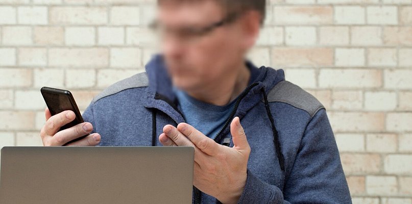 Najpierw odebrał telefon. Chwilę później dostał SMS-y z żądaniem wpłaty
