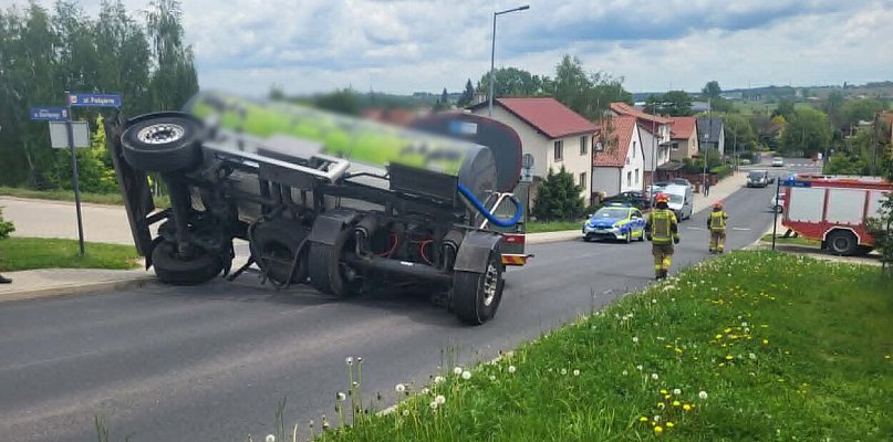 Cysterna z mlekiem leży na boku. Nietypowa akcja na jednej z ulic w Gostyniu