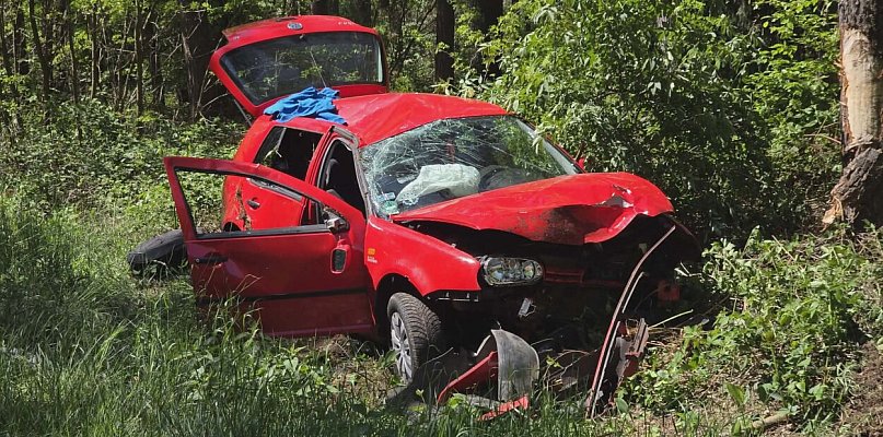 Wypadek z udziałem 18-latka! Jego auto zjechało z drogi. Kierowca w szpitalu