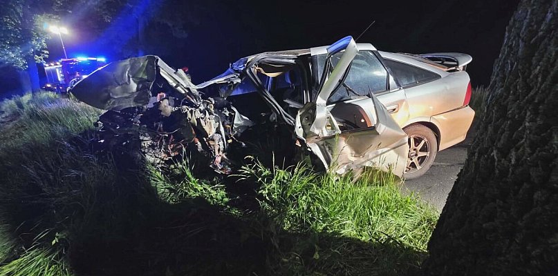 Auto wyglądało fatalnie. Było roztrzaskane od strony kierowcy. W tle alkohol...
