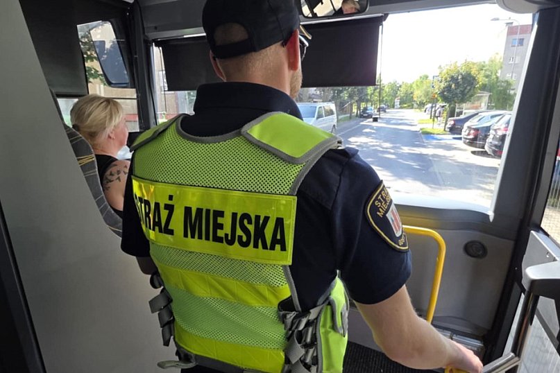 Strażnicy miejscy z patrolem w autobusach