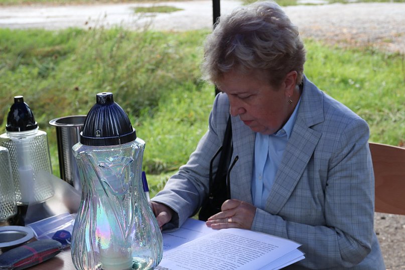 Umieszczenie kapsuły czasu pod krzyżem w Borku Wlkp.