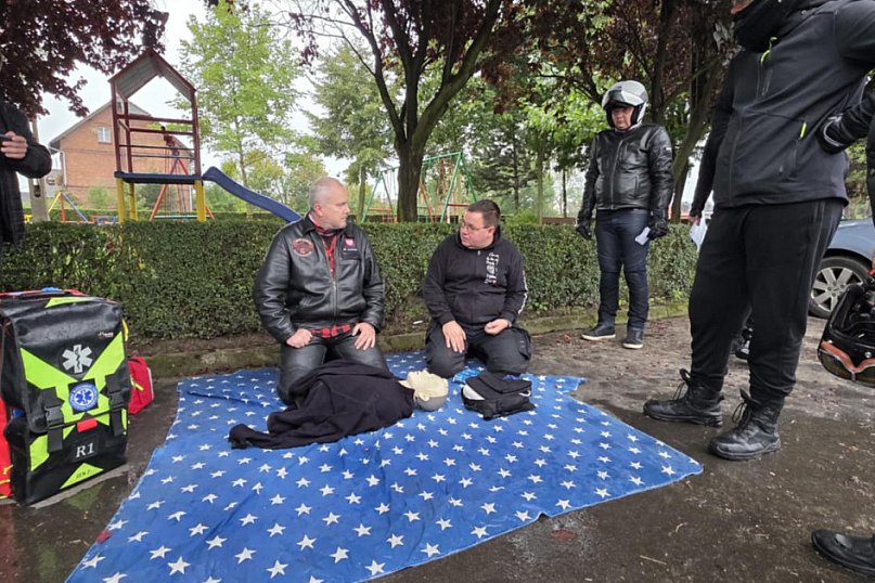 Lekcja z pierwszej pomocy na trasie rajdu w Poniecu