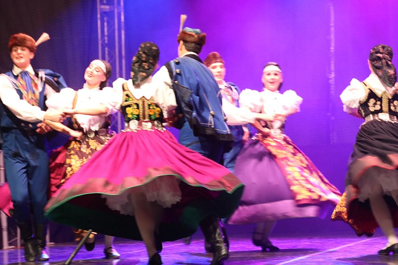 Zespół Pieśni i Tańca Śląsk na scenie w Gostyniu
