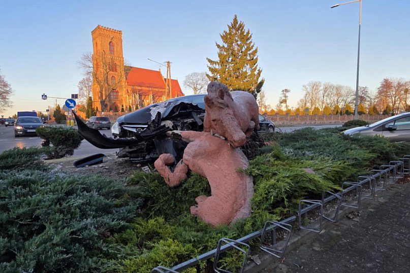 Samochód wjechał w rzeźbę koni w Pępowie