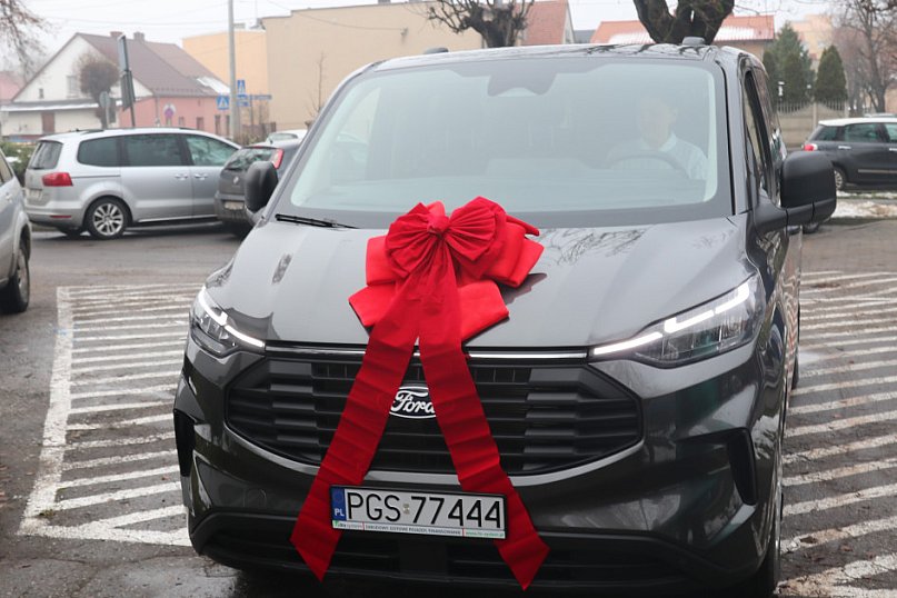 Przekazanie nowego samochodu w Dzienny Dom Senior w Gostyniu