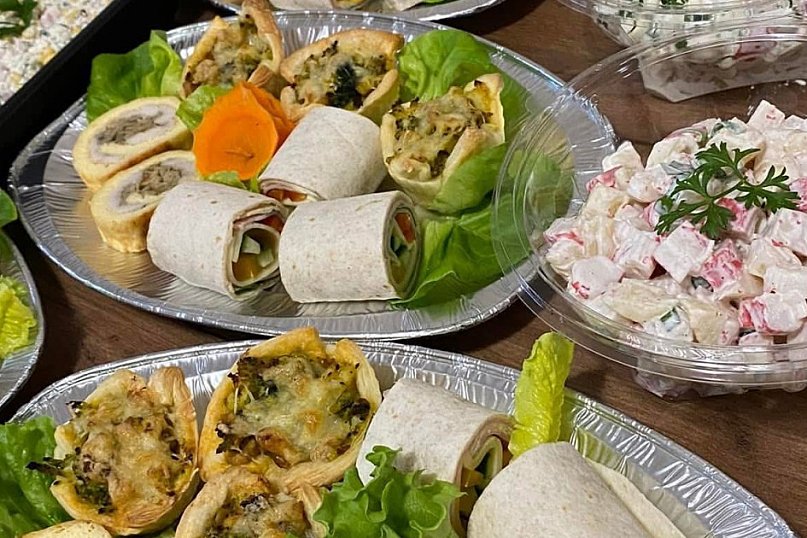 Tradycyjne dania i miody z lokalnej pasieki