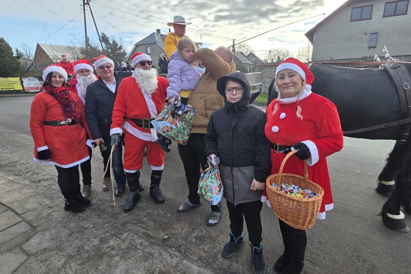 Mikołajkowy korowód w nowy składzie w Starej Krobi