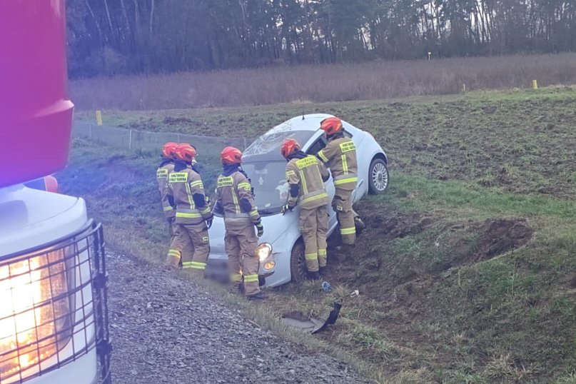 Auto w rowie przy obwodnicy pod Gostyniem