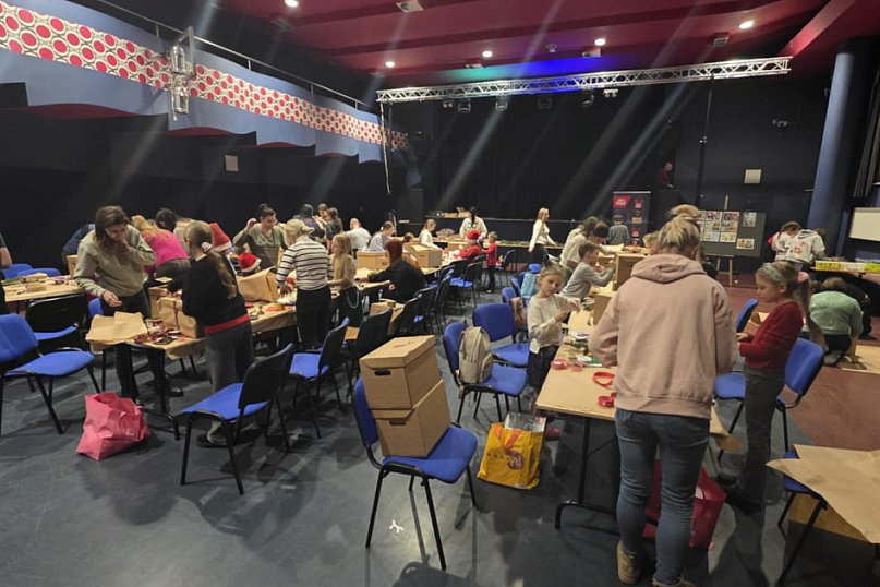 Warsztaty pakowania prezentów w GOK Hutnik