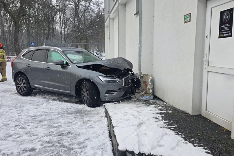 Samochód wjechał w budynek Podleśnej w Gostyniu