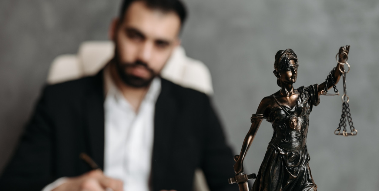 Darmowa pomoc prawna dla każdego? Sprawdzamy kto i ile musi za to zapłacić