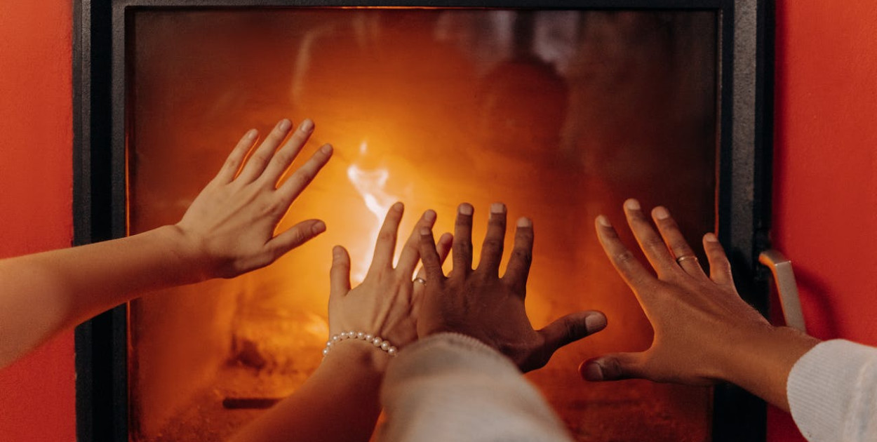 Piec kominkowy czy kominek wolnostojący? Przegląd rozwiązań dla klimatycznego wnęt