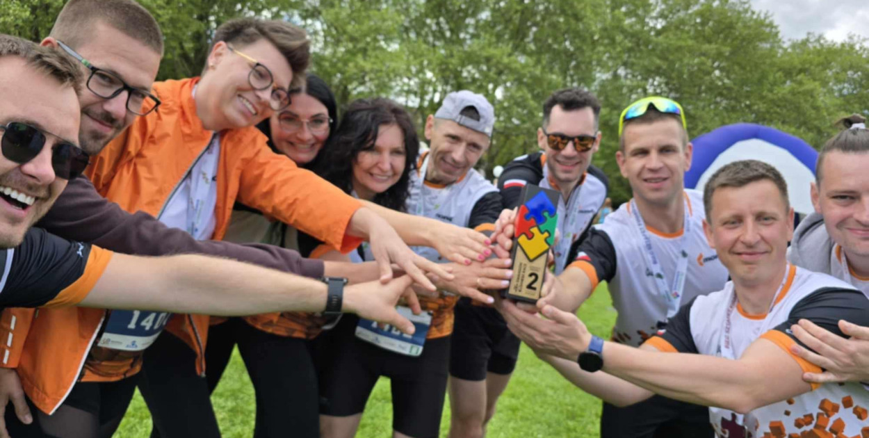 Co łączy papier, sztafetę i miejsce na podium? Siła zespołu! Oni to udowodnili