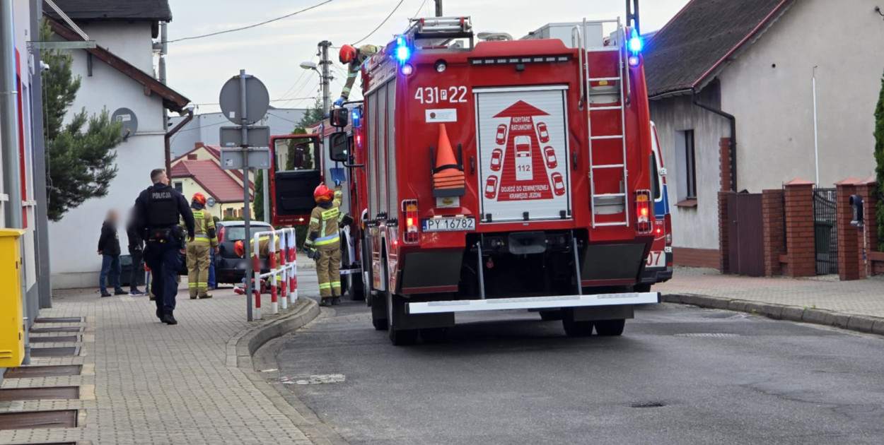 Zatrzymał się i osunął. Nie dawał oznak życia. Świadkowie nie czekali ani chwili