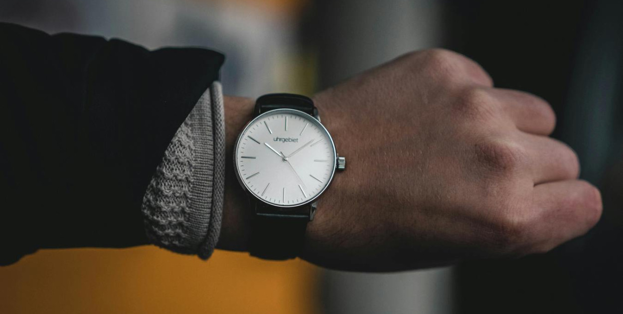 Na której ręce nosimy zegarek i z czego to wynika?