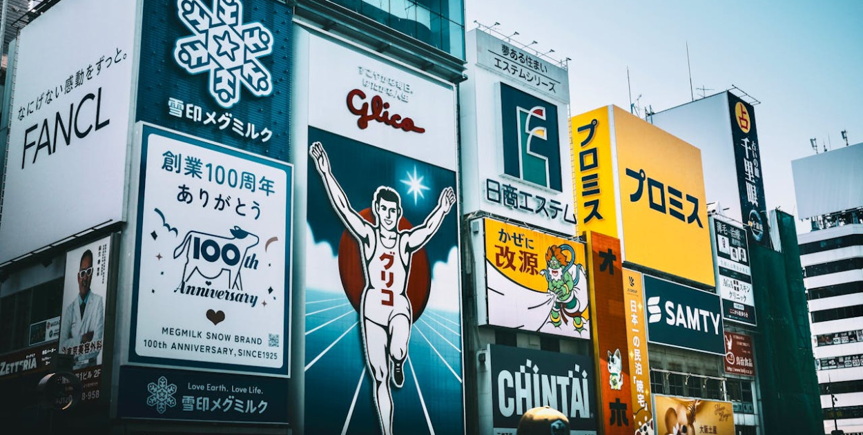 Trwałe i nowoczesne tablice reklamowe – czym jest dibond i kiedy warto go wybrać?