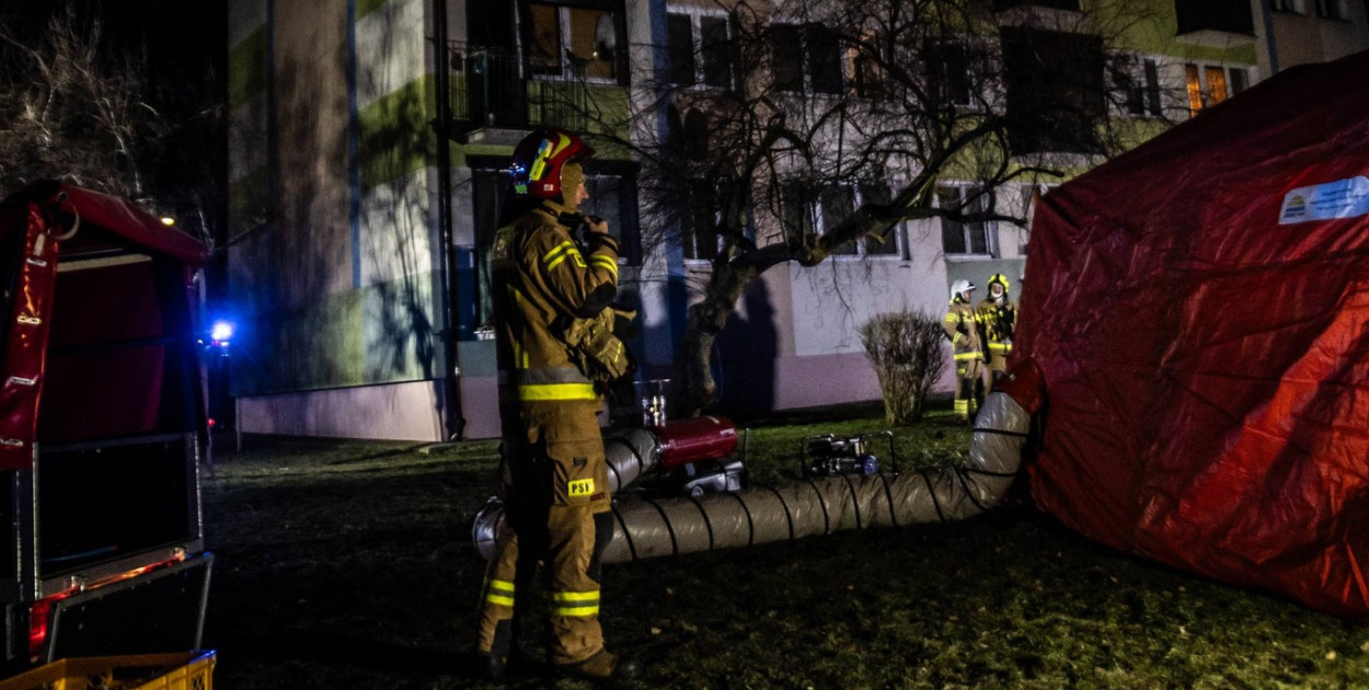 Pożar mieszkania w bloku! Jedna osoba ranna, a ponad 20 ewakuowano