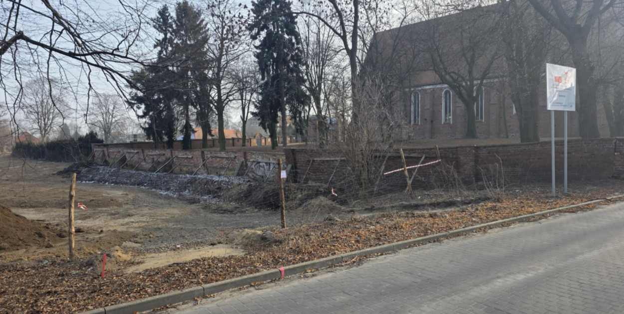 Mur przy Farze "trzyma się" na palach. Gmina Gostyń dołoży się do remontu?