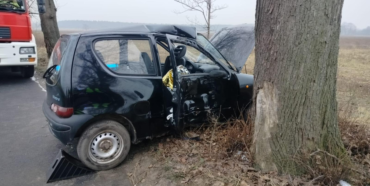 Seicento wypadło z drogi i uderzyło w drzewo. Poszkodowana ...
