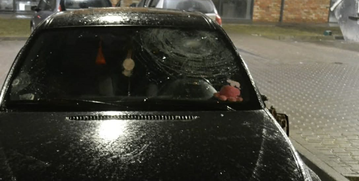 Ojciec i syn zatrzymani! Roztrzaskali BMW pięściami. Poszło o sprawy...