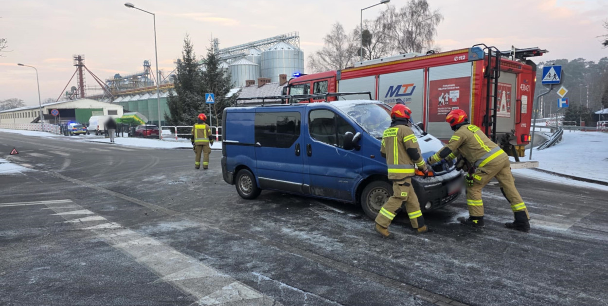 Zderzenie dwóch aut na skrzyżowaniu. W jednym z nich, matka z dwójką dzieci