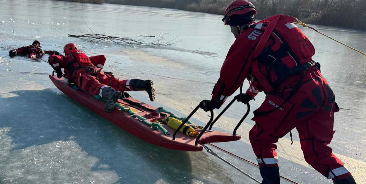 Czarny scenariusz w Smogorzewie. Załamał się lód. Tak wyglądała ewakuacja