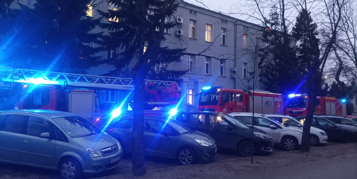 Nerwowy poranek w szpitalu. Na miejsce dotarły aż trzy zastępy straży pożarnej