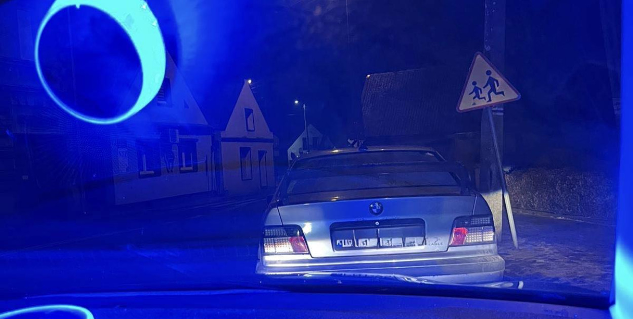 Załapał się jako pierwszy? Drogowy popis skończył się marnie dla 22-latka w BMW