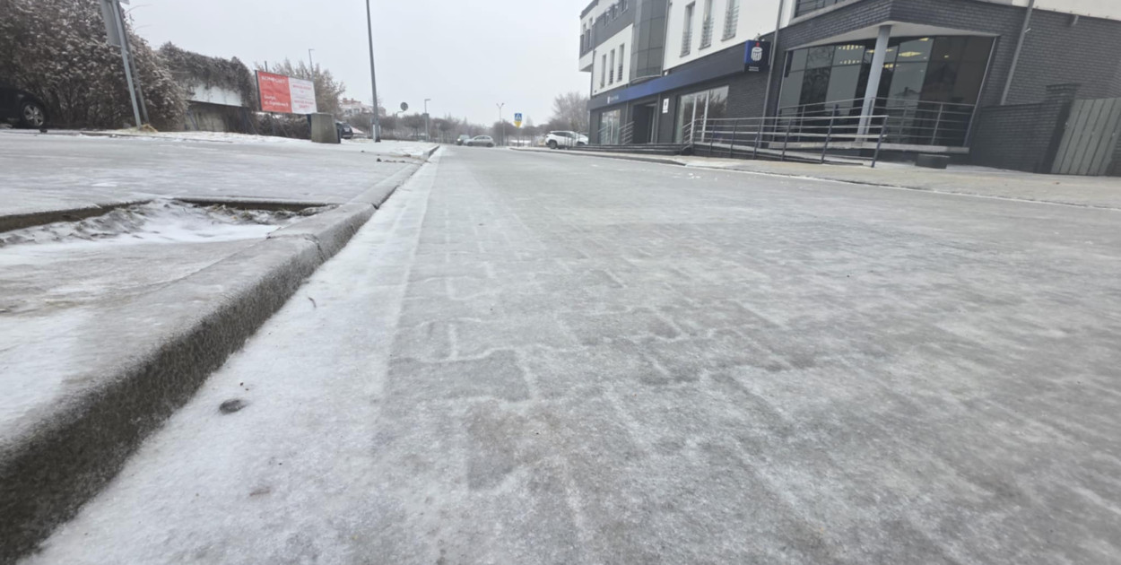 Niejasny przekaz, spóźnione decyzje i lód pod nogami. Tak to powinno wyglądać?