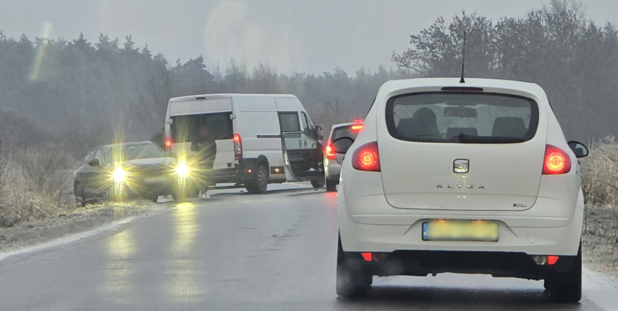 Kolizje, zatrzymane tiry i samochody bez szans pod górę. Tak wygląda sytuacja...