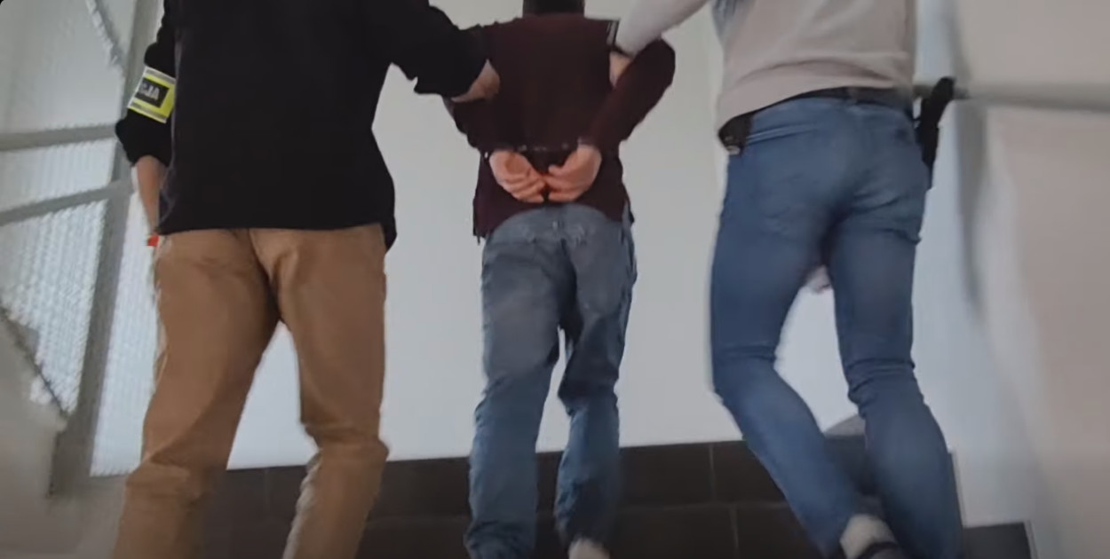 Brutalne pobicie przed sklepem. Mężczyzna nagle wyskoczył z auta...