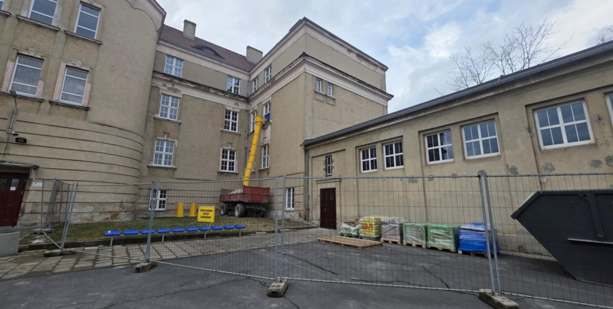 Wygrodzili teren i zaczęli prace. Od strony boiska widać to najlepiej