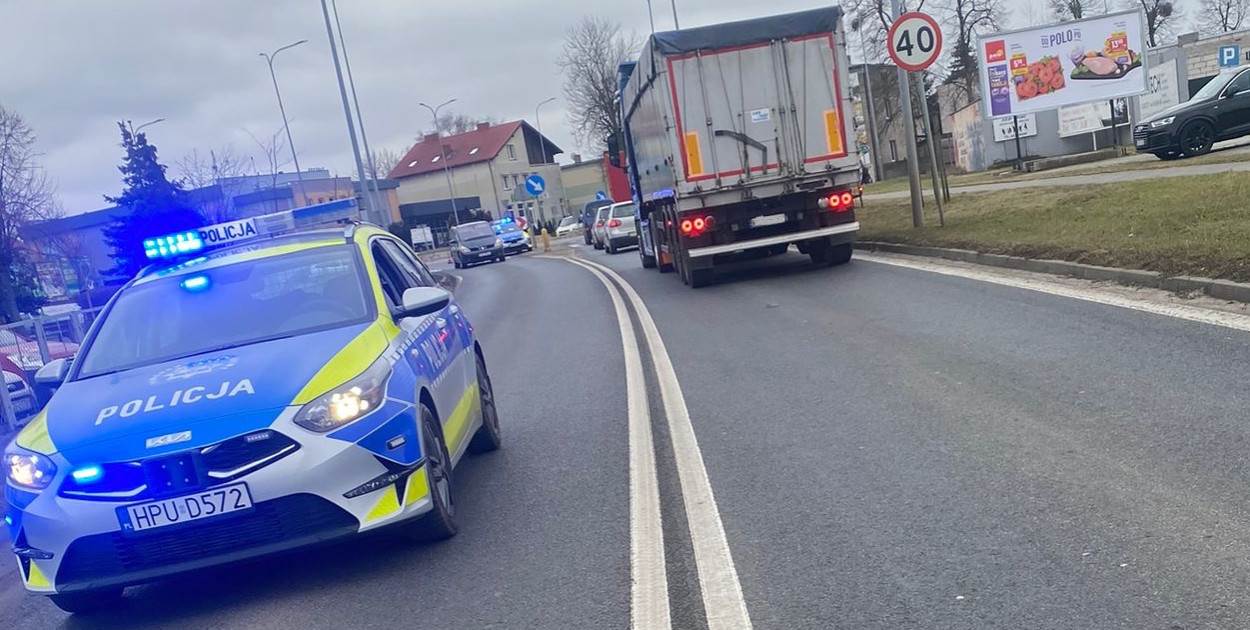 Wjechał hulajnogą w tył Peugeota. Okazało się, że to nie była zwykła kolizja