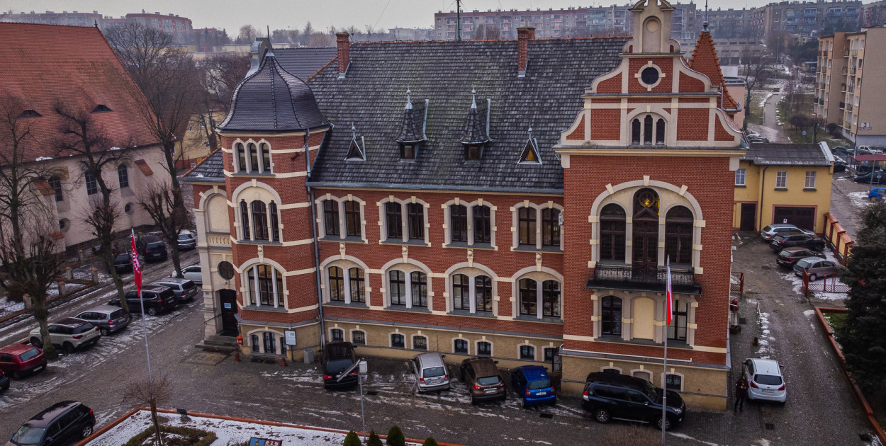 Zaorane pobocze, płot, kamienie... Droga to nie tylko asfalt. Są pewne granice