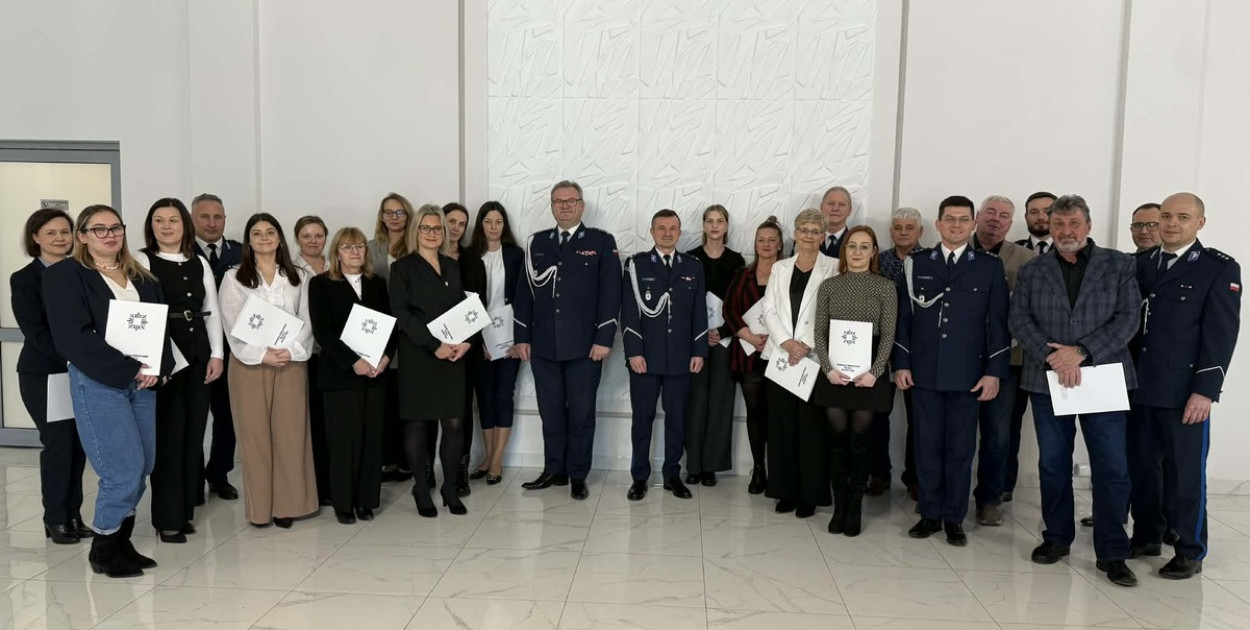 Nie noszą munduru, rzadko ich widać, ale robią robotę. Bez nich komenda by stanęła