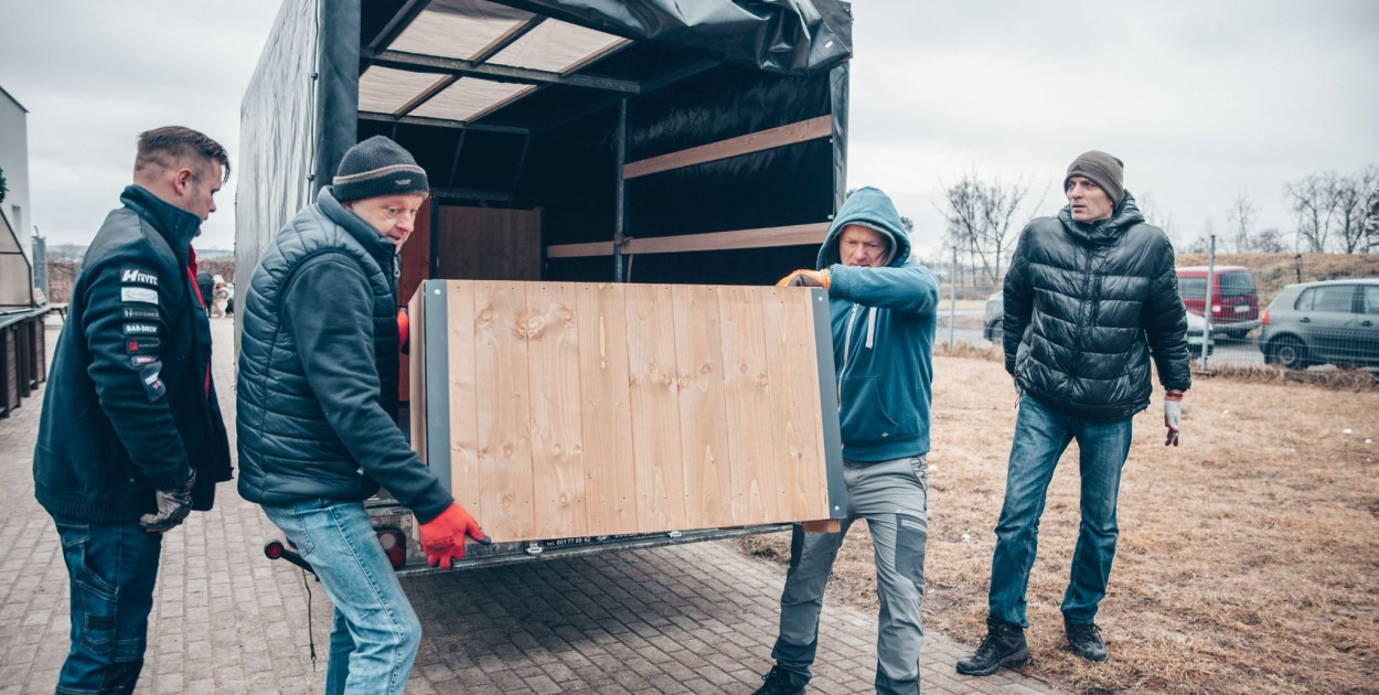Dzięki inicjatywie Dody, psy ze schroniska w Dalabuszkach mają nowy dach nad głową
