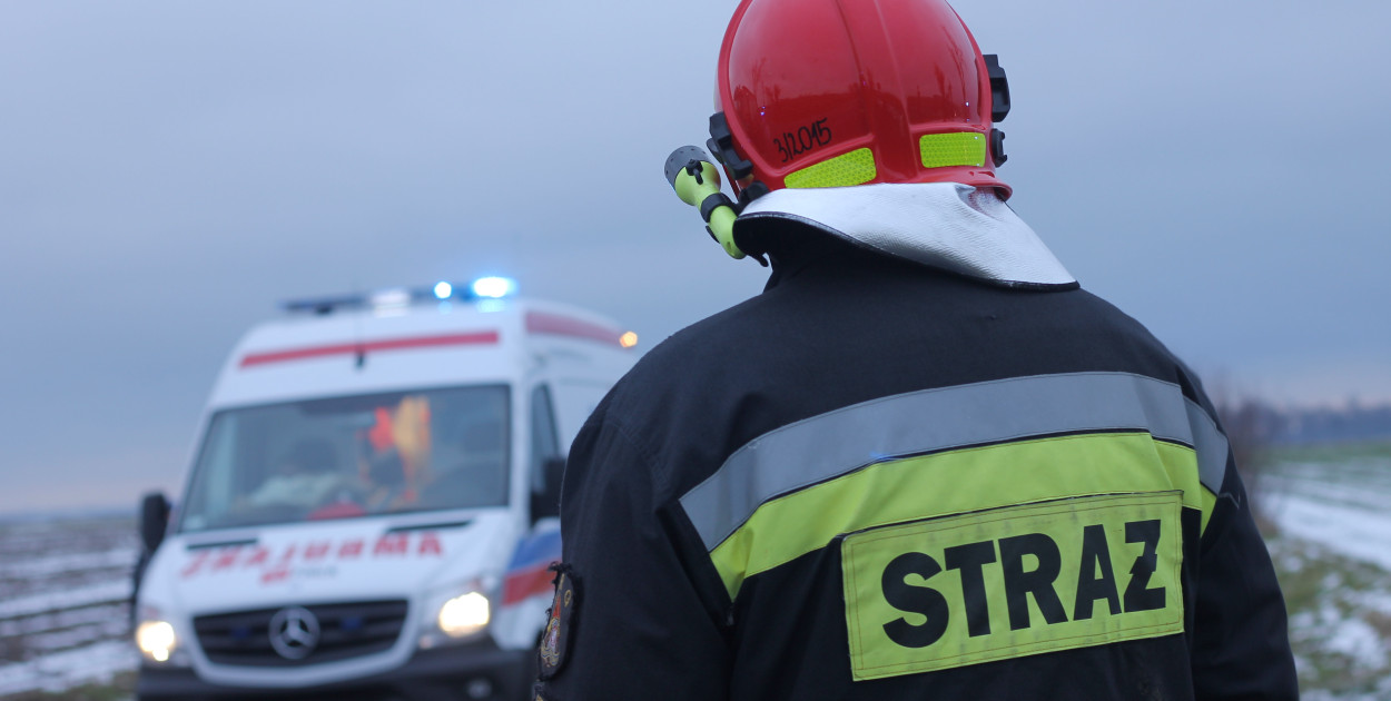 Karetka z pacjentem w środku, utknęła... w błocie. Zrobiło się dosyć nerwowo